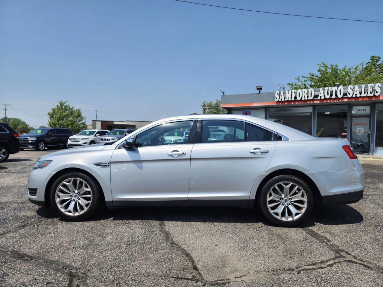 Used 2019 Ford Taurus Limited image 3