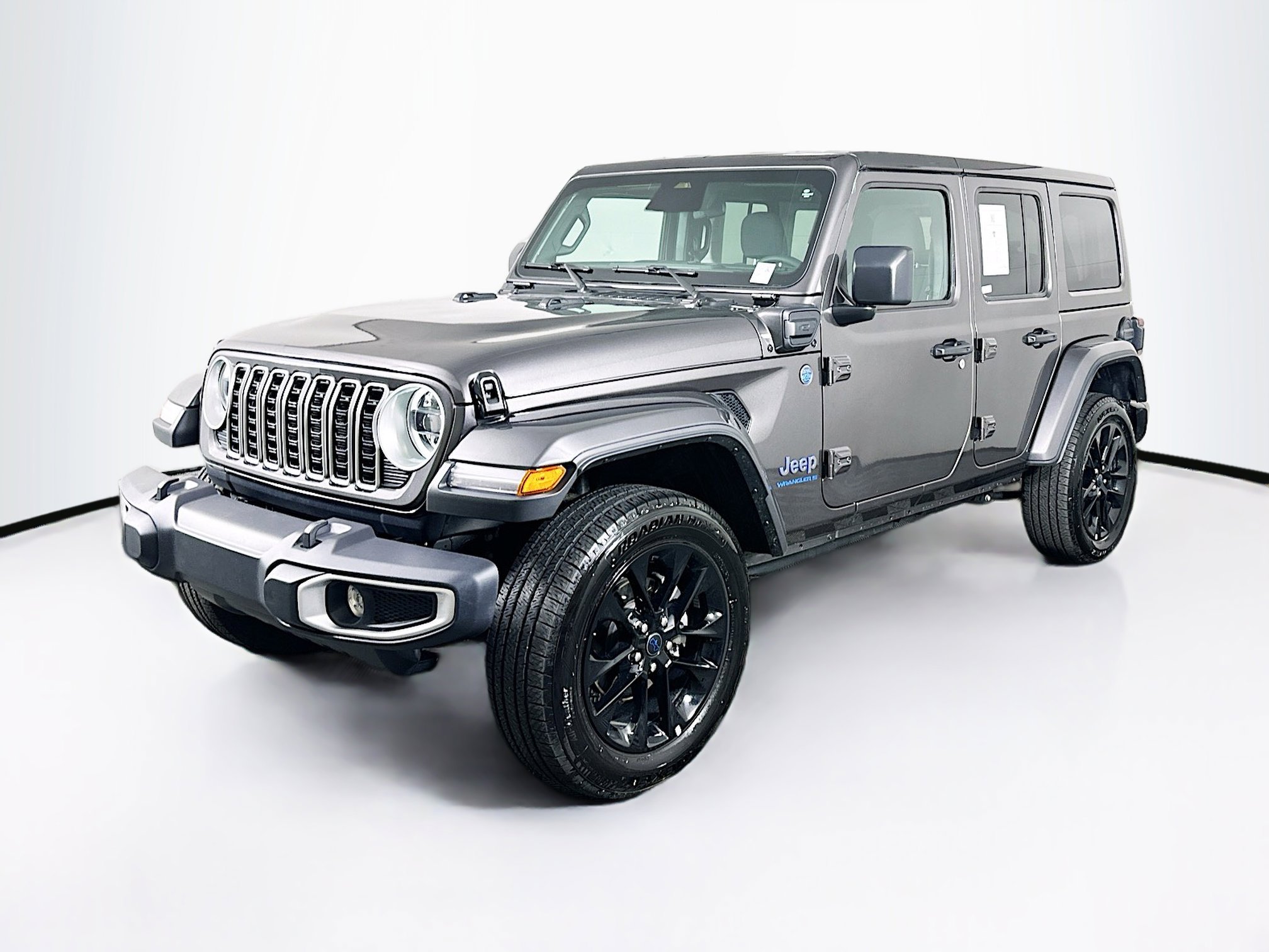 Used 2025 Jeep Wrangler Unlimited Sahara w/ Safety Group AWD/4WD image 3