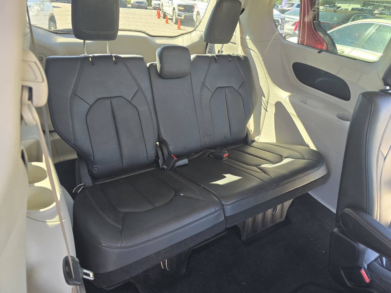 Used 2017 Chrysler Pacifica Touring-L w/ Tire & Wheel Group FWD image 34