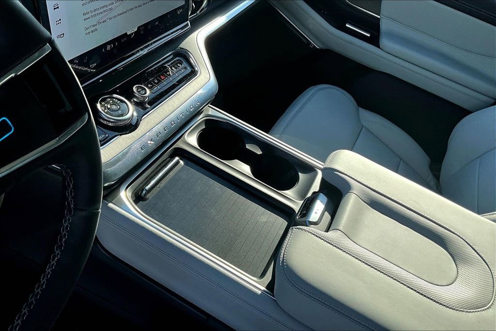 New 2026 Ford Expedition Platinum image 8