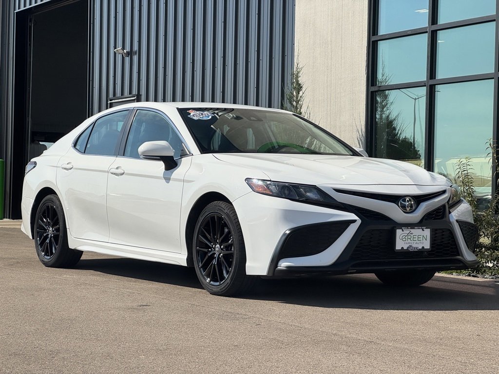 Used 2024 Toyota Camry SE image 4