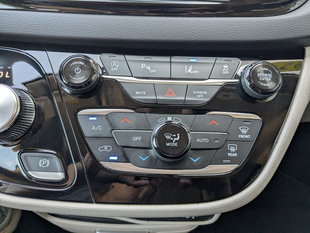Used 2024 Chrysler Pacifica Touring-L FWD image 13