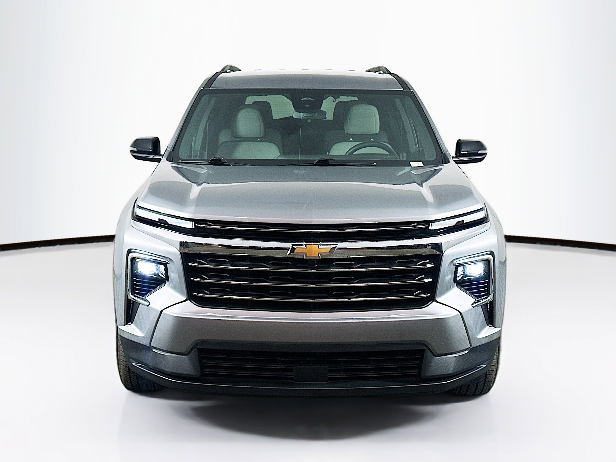 Used 2025 Chevrolet Traverse LT image 2