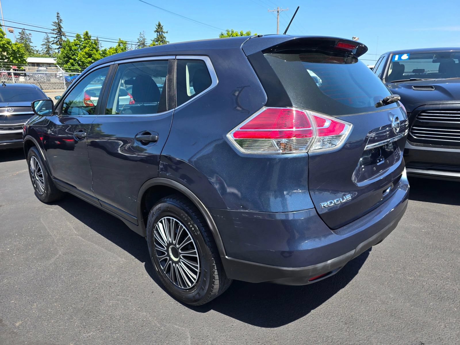 Used 2016 Nissan Rogue S FWD image 3