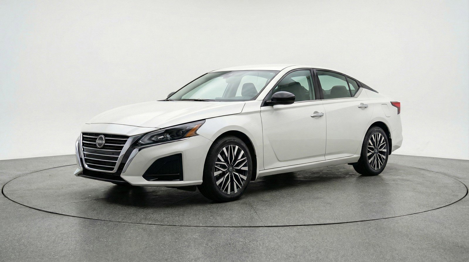 Used 2025 Nissan Altima 2.5 SV FWD image 3