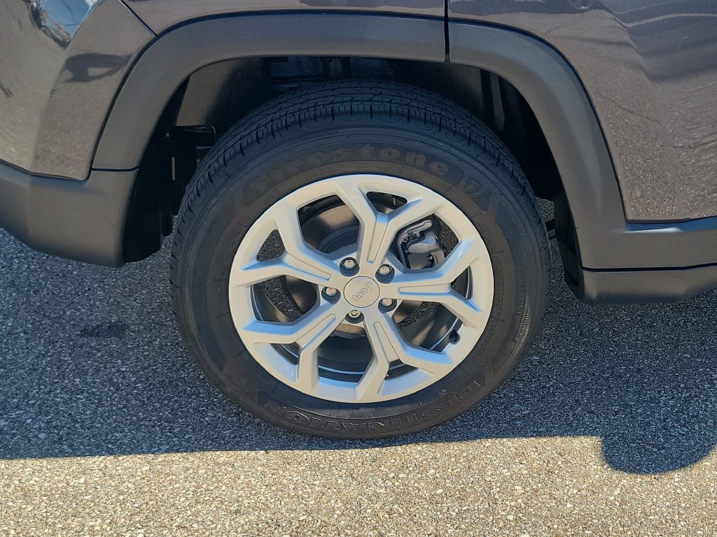 Used 2024 Jeep Compass Latitude AWD/4WD image 5