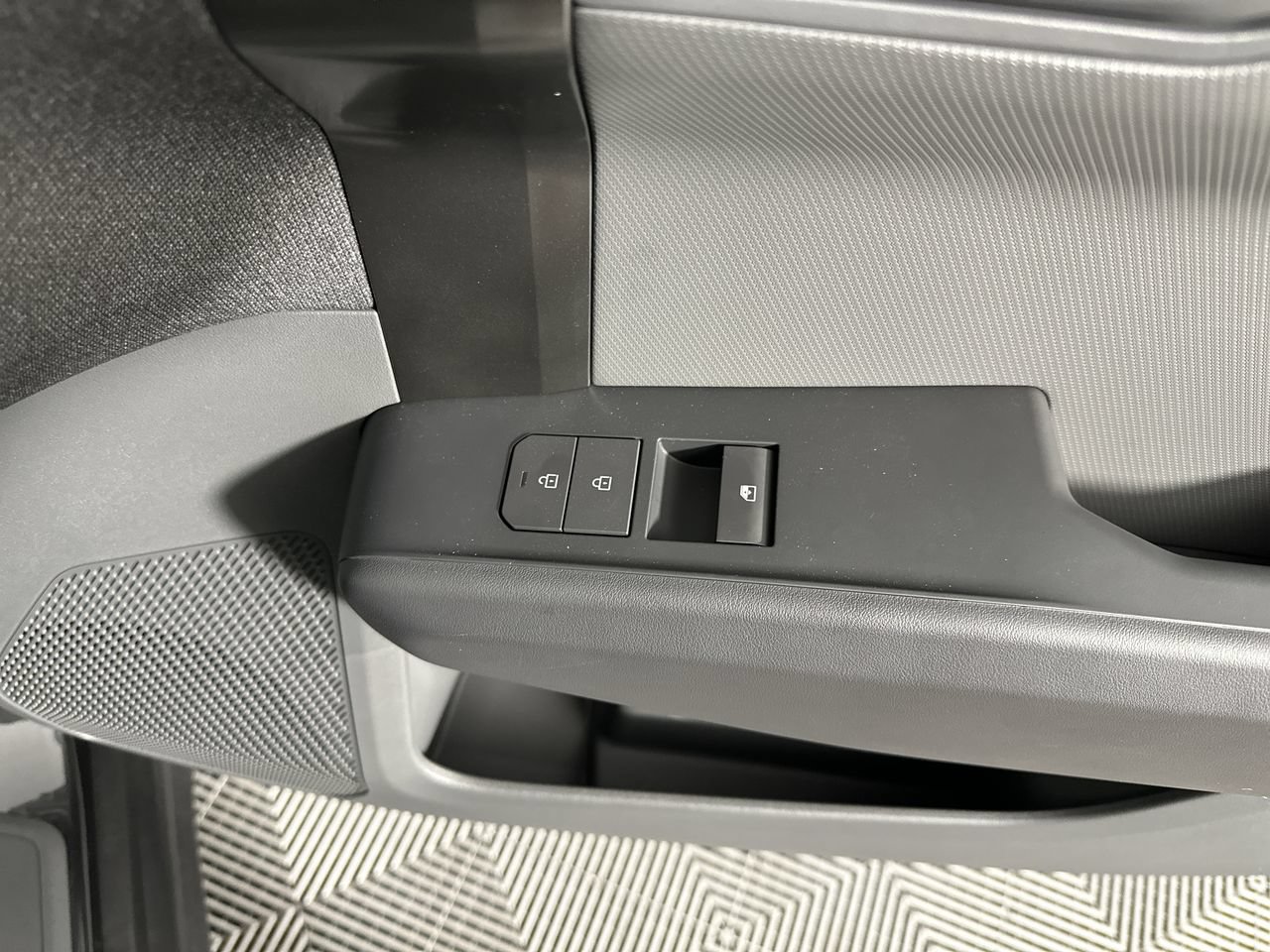 New 2027 Kia EV3 Wind FWD image 13