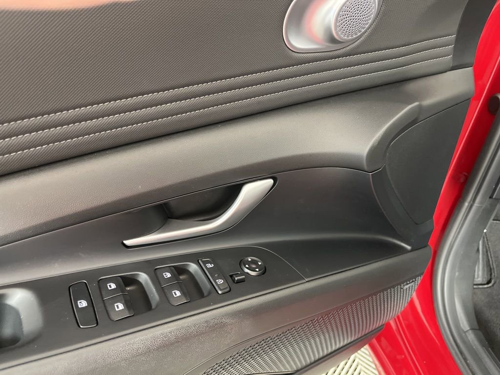 Used 2022 Hyundai Elantra Limited w/ Preferred Accessory Package image 27