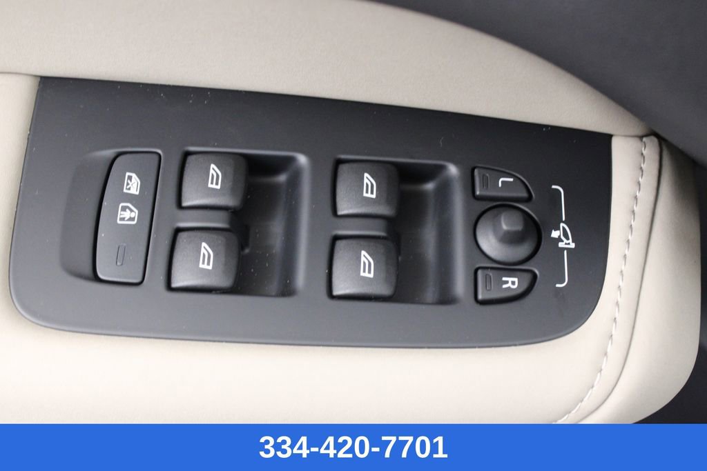 New 2026 Volvo XC60 B5 Plus w/ Climate Package image 17