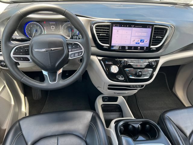 Used 2023 Chrysler Pacifica Touring-L FWD image 2