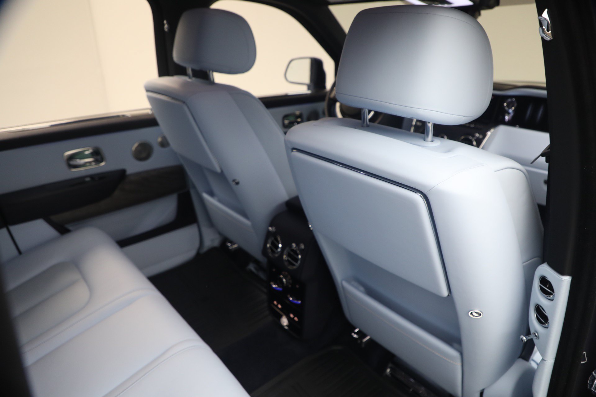 Certified 2025 Rolls-Royce Cullinan AWD/4WD image 27