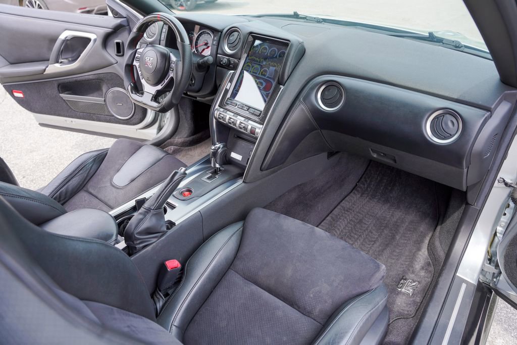 Used 2010 Nissan GT-R Premium image 34