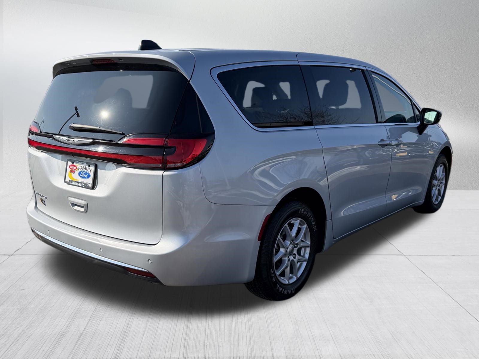 Used 2024 Chrysler Pacifica Touring-L image 7