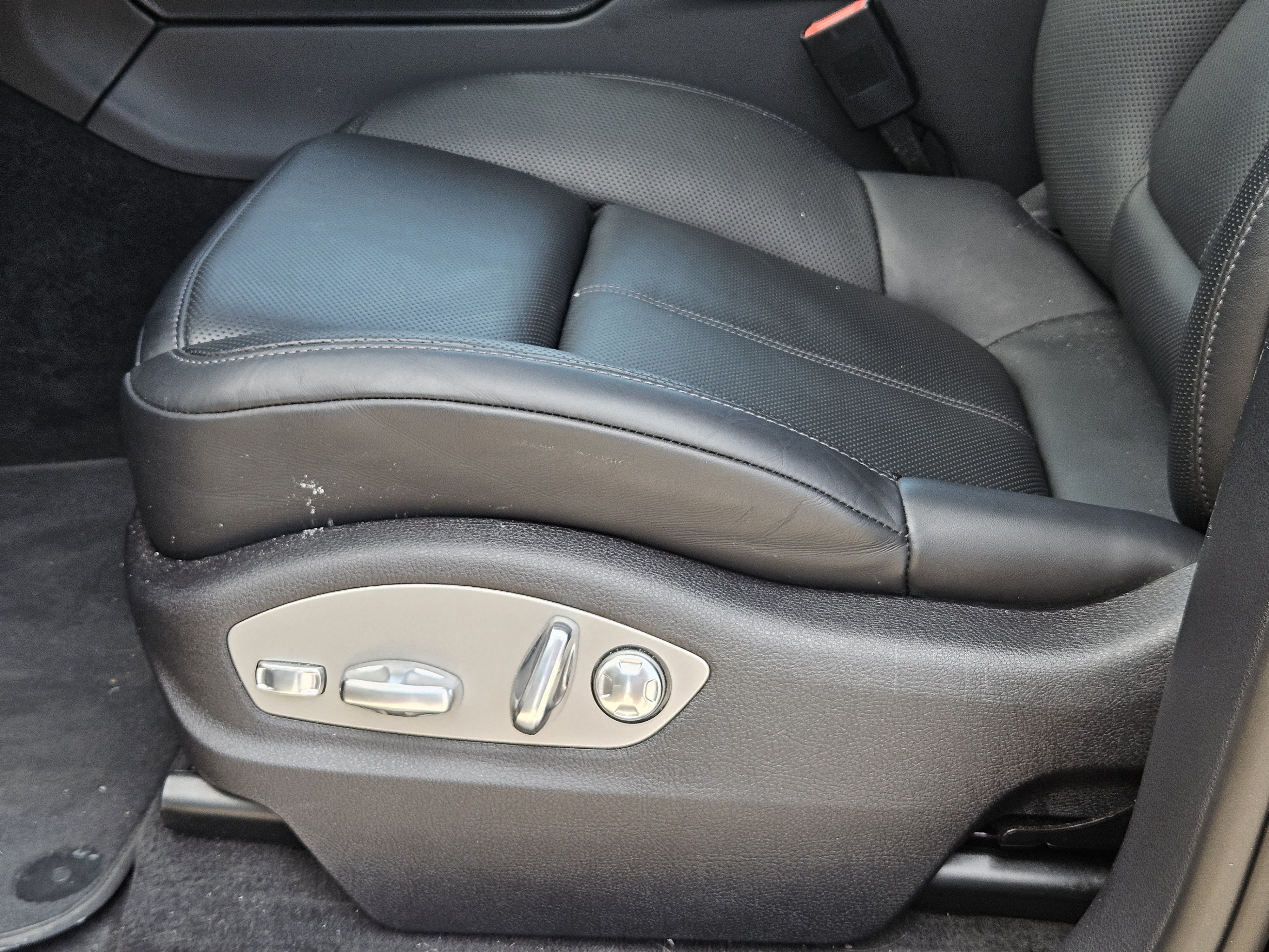 Certified 2026 Porsche Macan AWD/4WD image 24