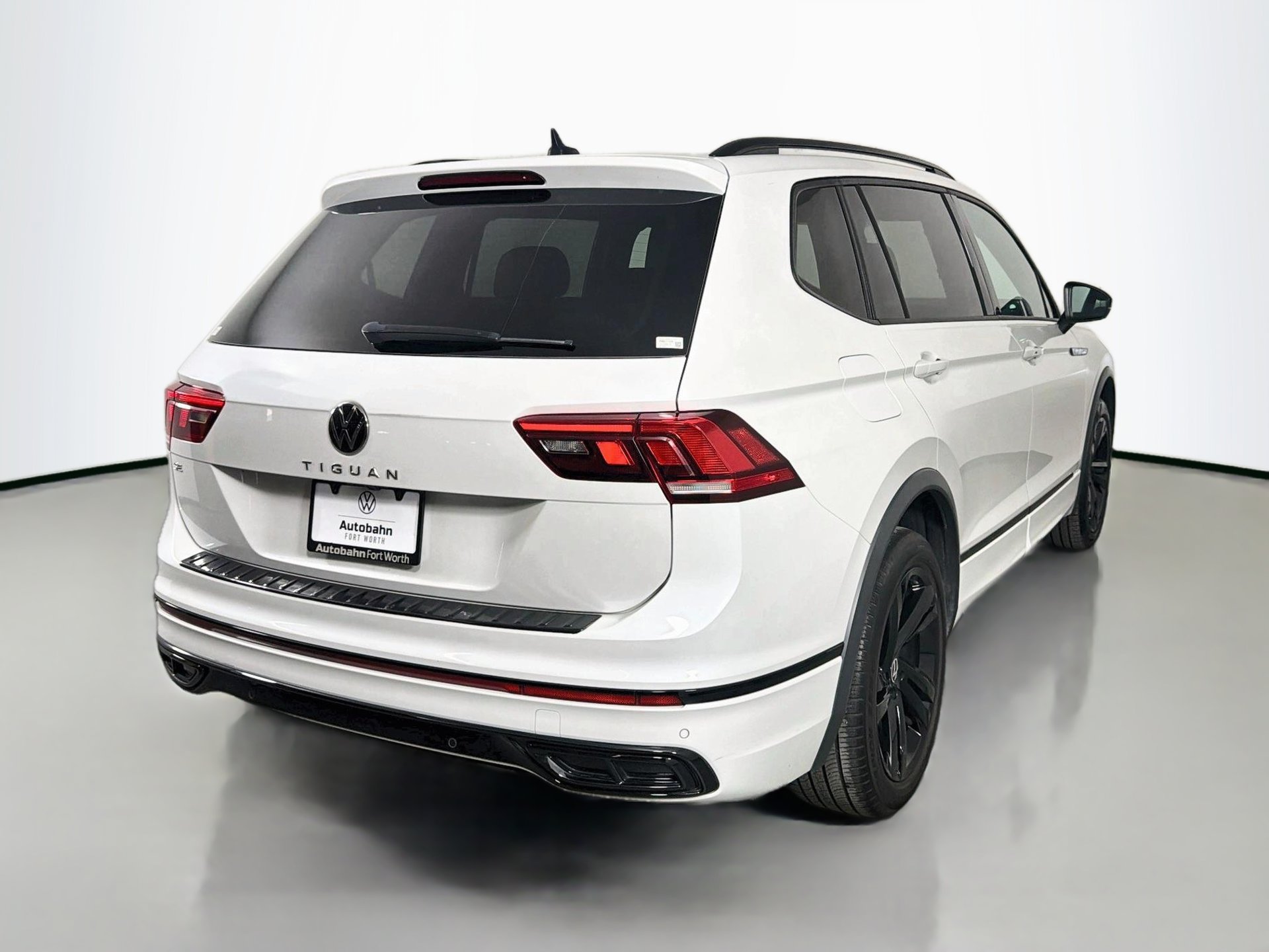 Used 2023 Volkswagen Tiguan SE R-Line FWD image 5