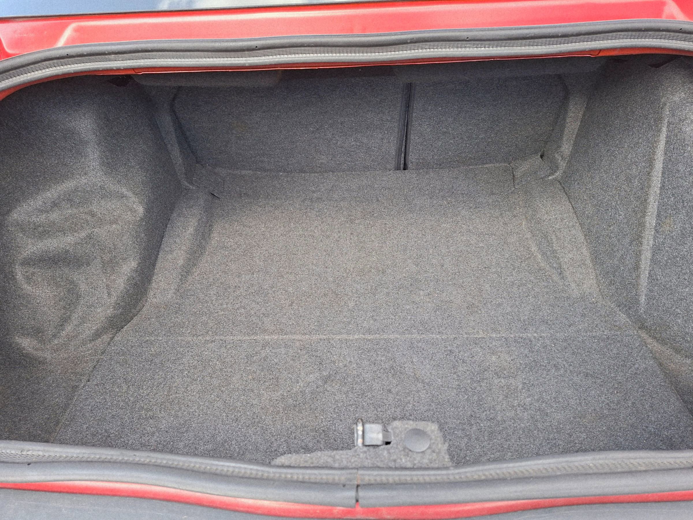 Used 2015 Dodge Challenger SXT image 9