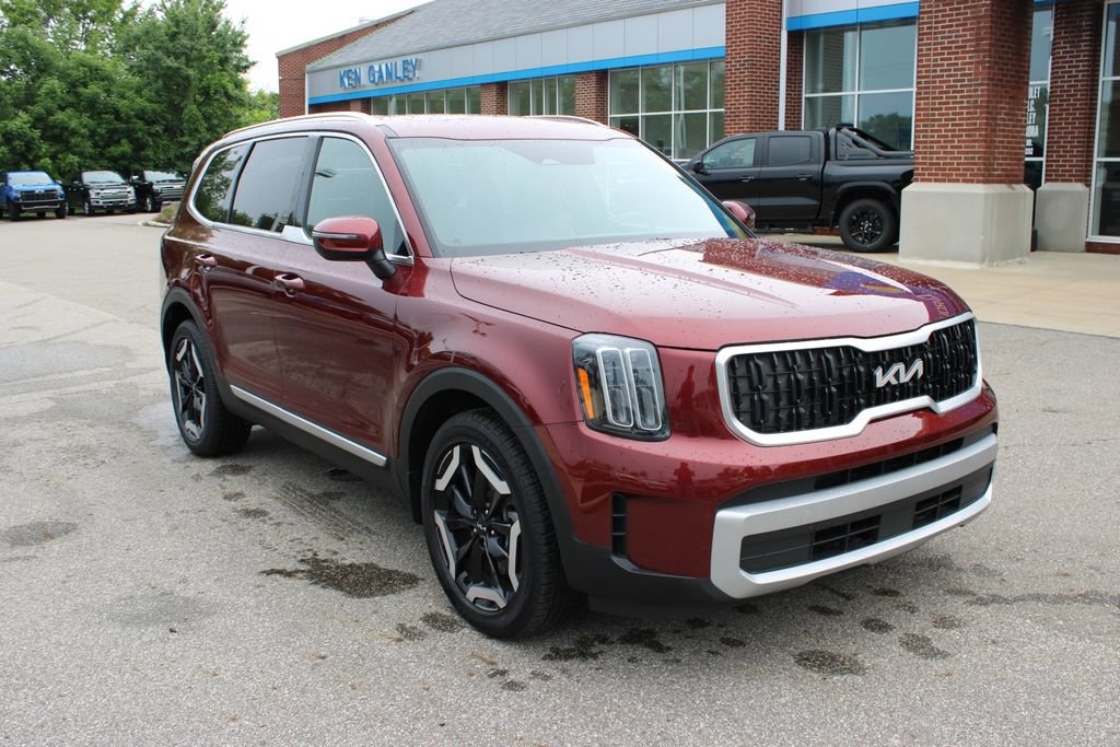 Used 2023 Kia Telluride EX w/ EX Captain's Chair Package AWD/4WD image 4