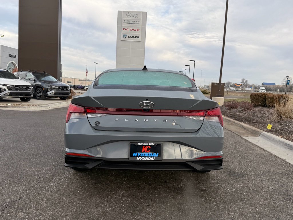 Used 2023 Hyundai Elantra SEL w/ Convenience Package image 4