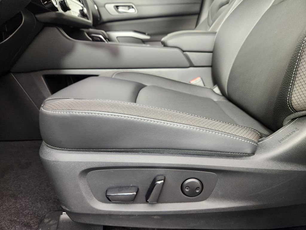 New 2026 Nissan Pathfinder SL image 11