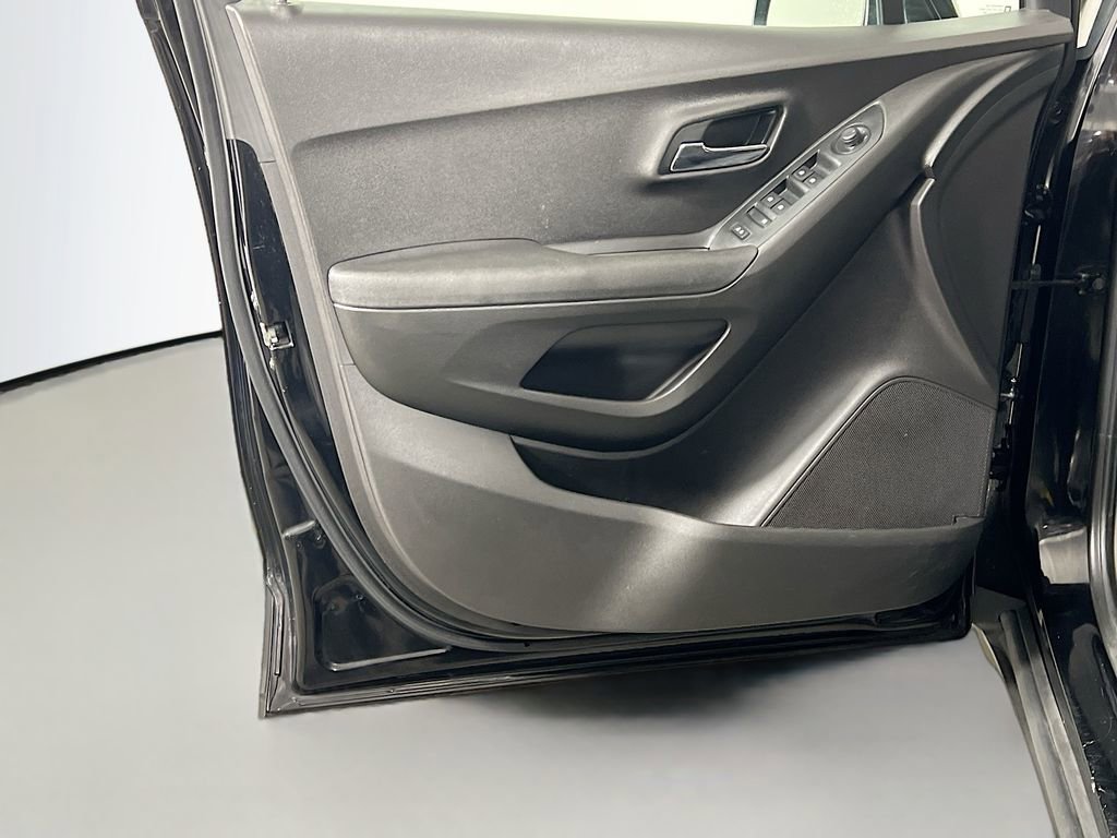 Used 2019 Chevrolet Trax LT w/ Redline Edition image 17