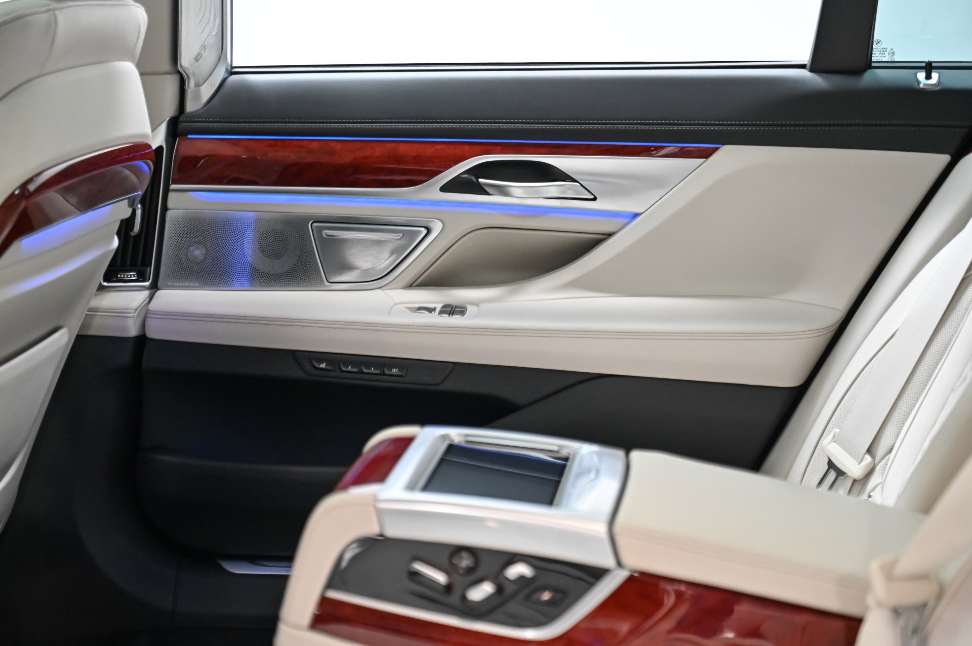 Used 2022 BMW ALPINA B7 xDrive w/ Luxury Rear Seating Package image 37