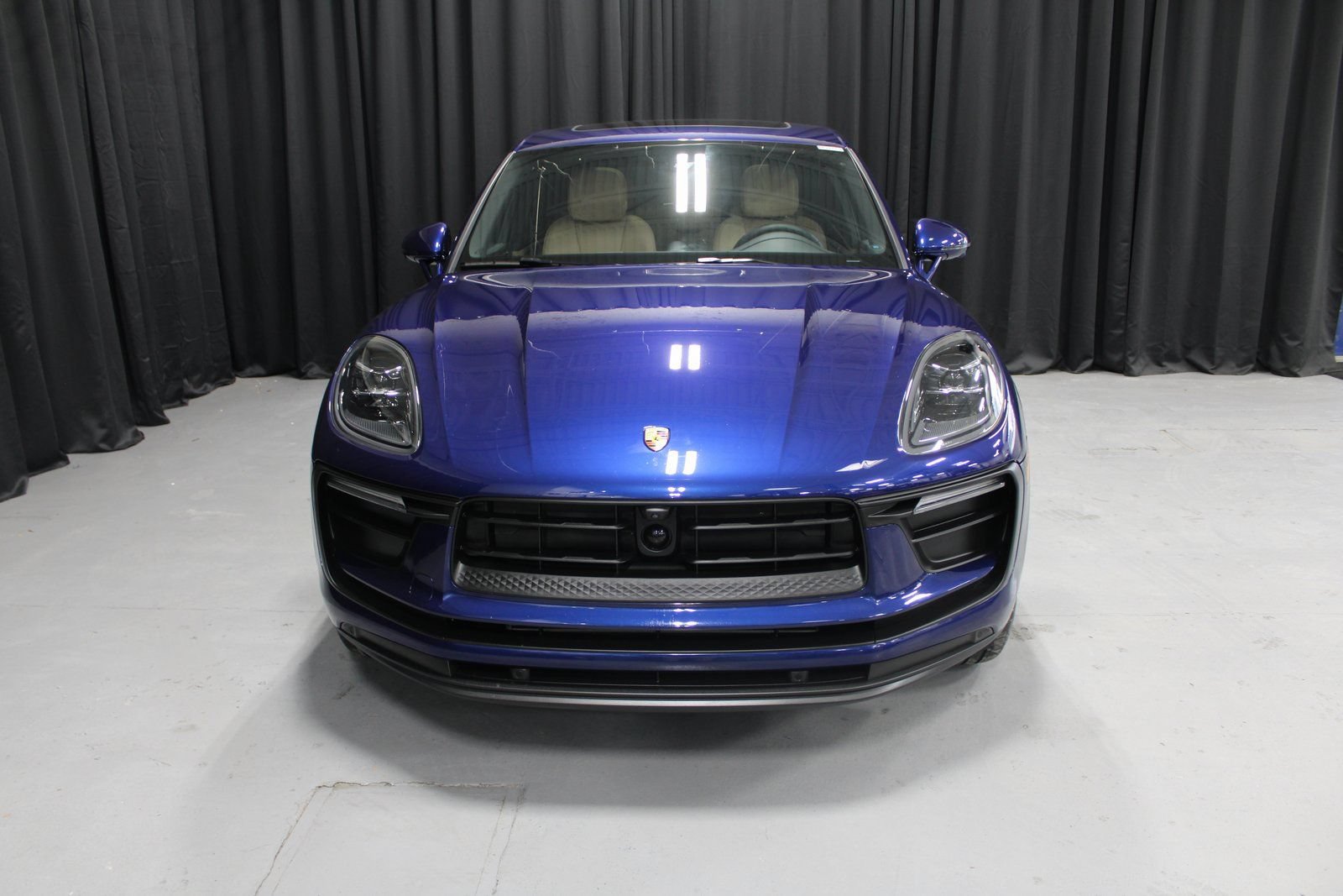 Certified 2025 Porsche Macan AWD/4WD image 12