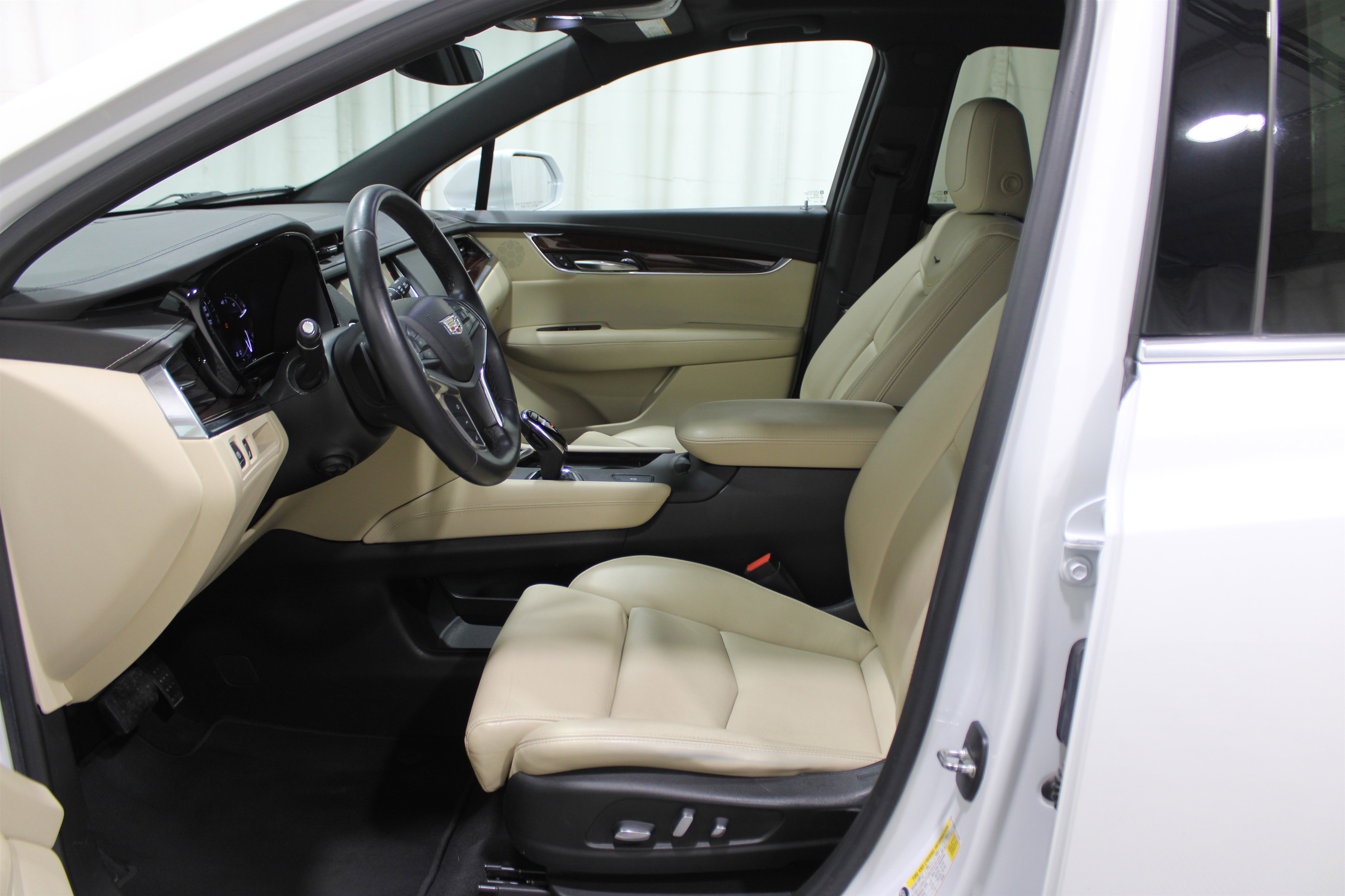 Used 2017 Cadillac XT5 Luxury w/ Driver Awareness Package image 3