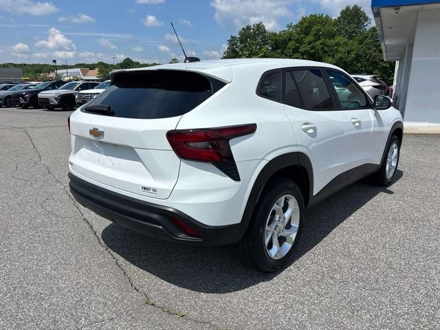 Used 2024 Chevrolet Trax LS w/ LS Convenience Package FWD image 3