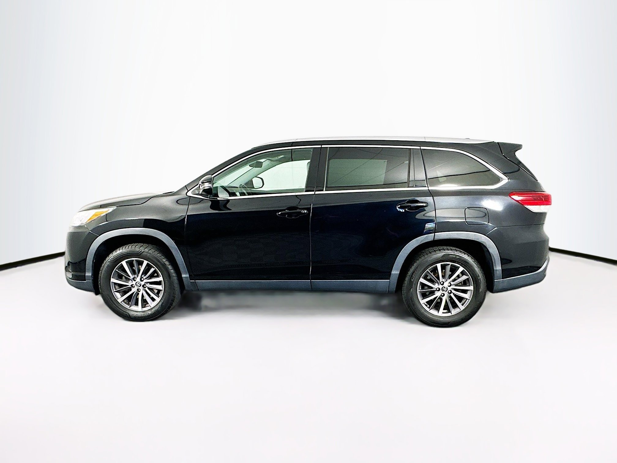 Used 2019 Toyota Highlander XLE image 4