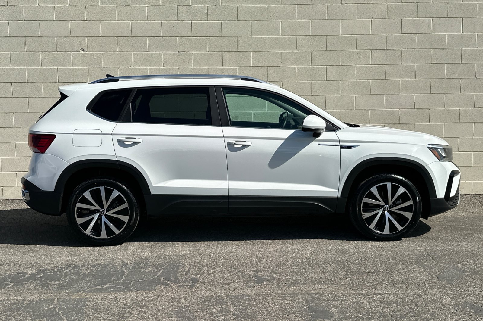Used 2022 Volkswagen Taos SE FWD image 3