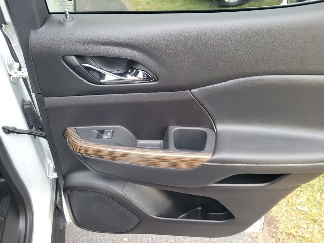 Used 2023 GMC Acadia SLE image 26