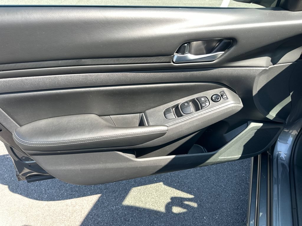 Used 2025 Nissan Altima 2.5 SV FWD image 15