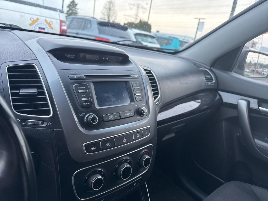 Used 2014 Kia Sorento LX image 3