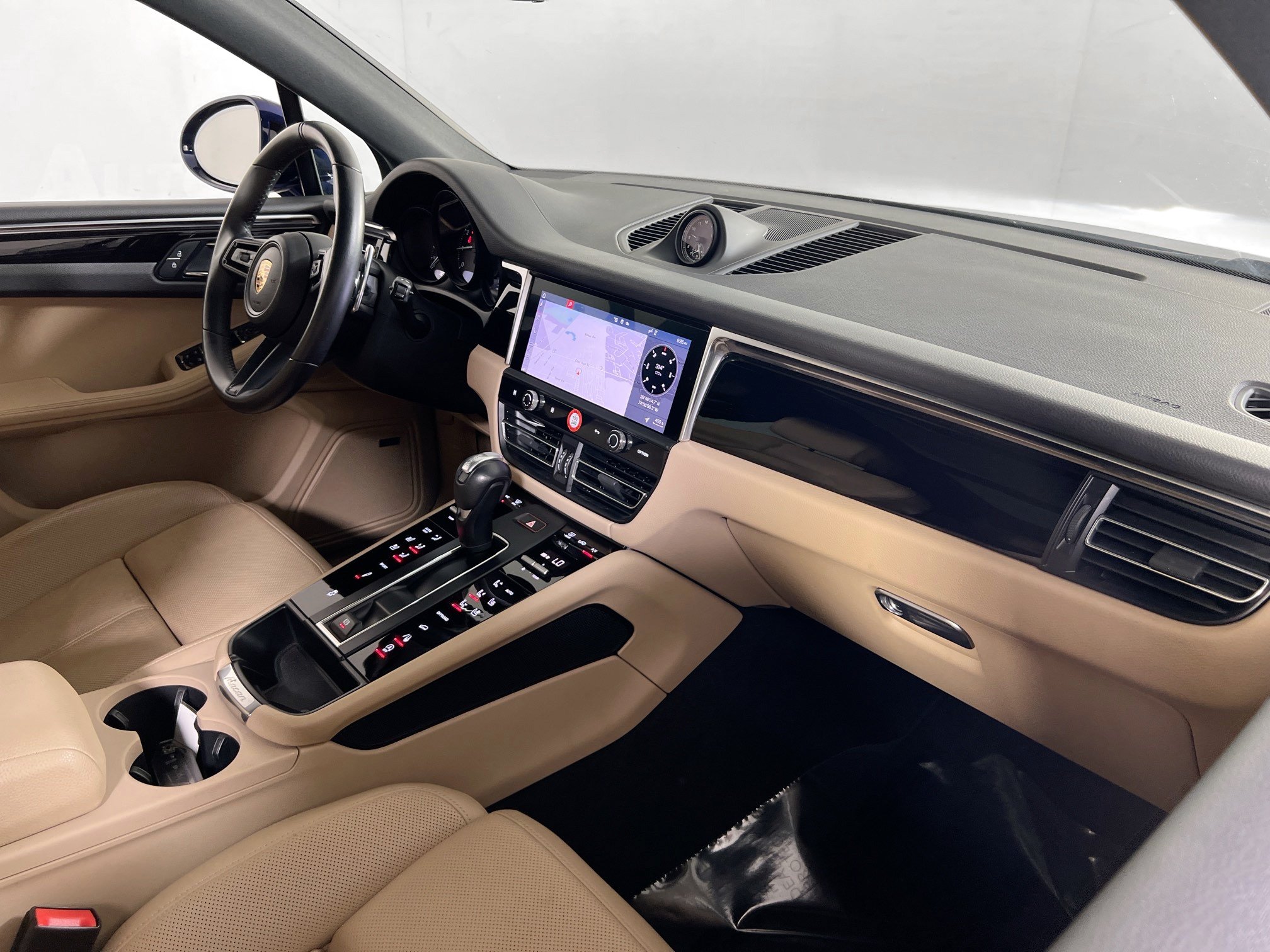 Used 2024 Porsche Macan AWD/4WD image 29
