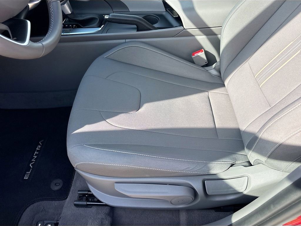 Certified 2025 Hyundai Elantra Sport image 17