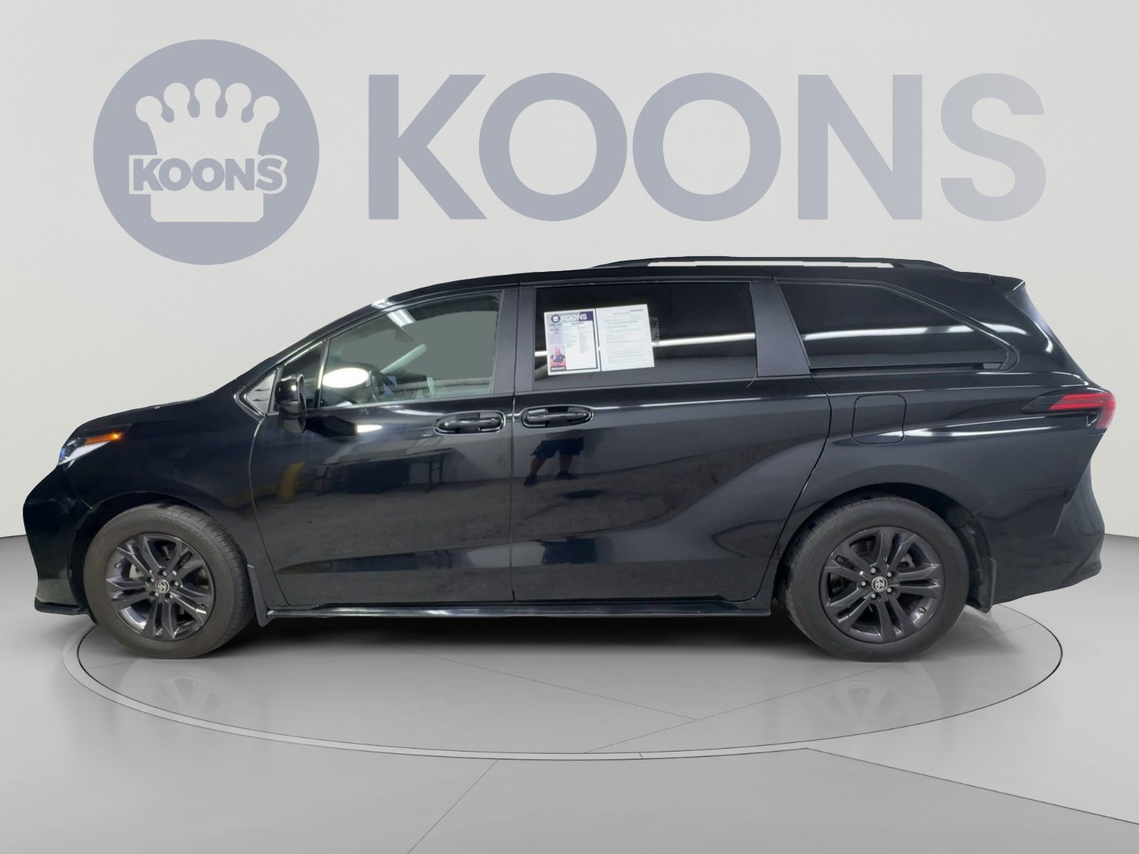 Used 2024 Toyota Sienna XSE w/ XSE Plus Package AWD/4WD image 7