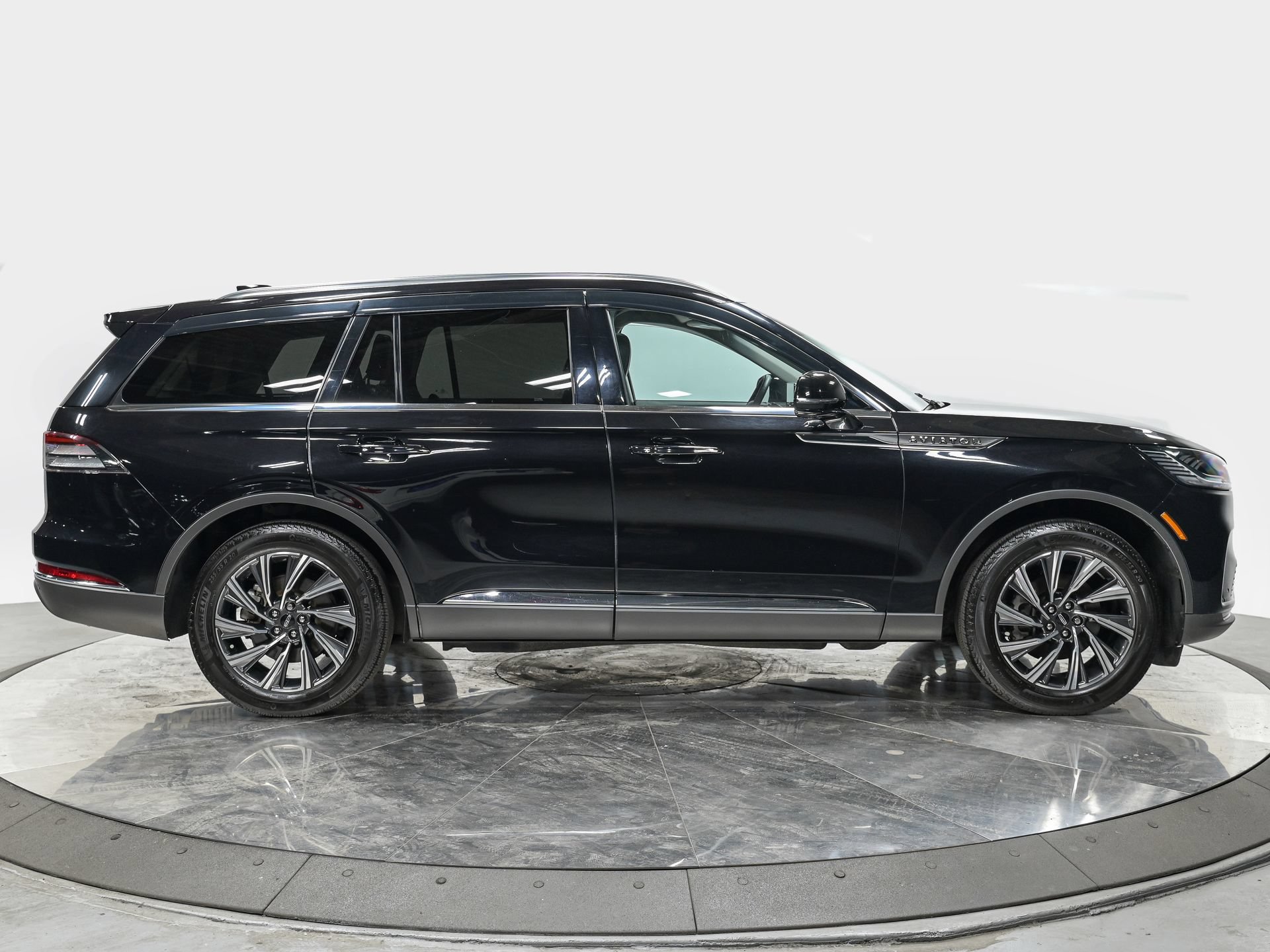 Used 2025 Lincoln Aviator AWD image 8