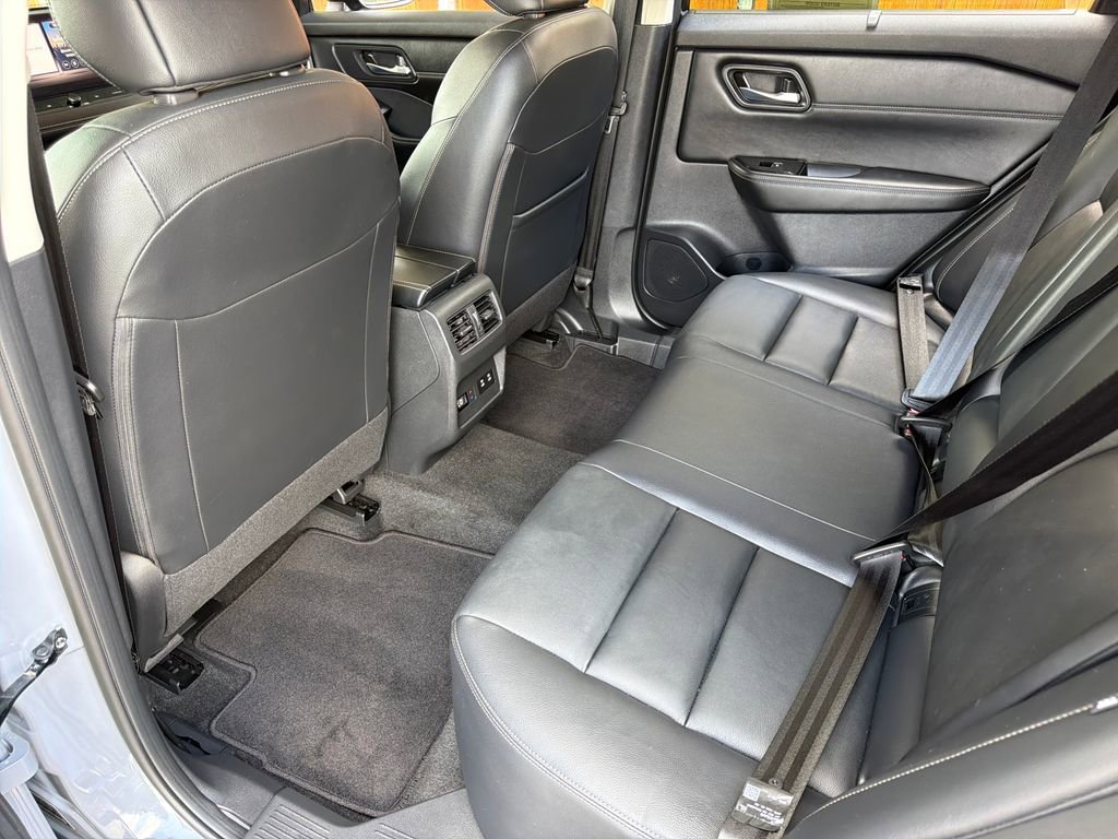 Used 2025 Nissan Rogue SL w/ Tech Package image 31