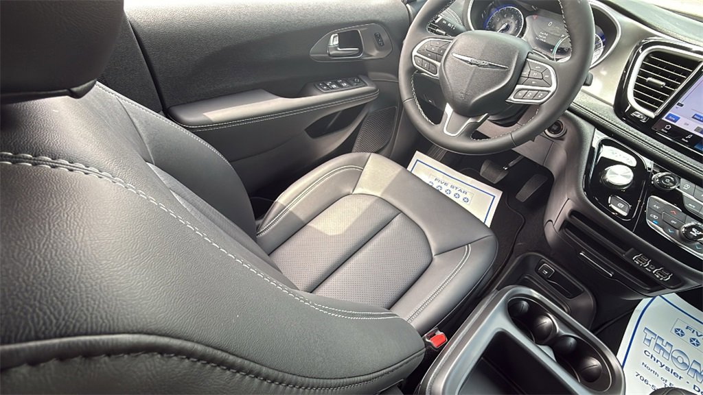 New 2025 Chrysler Pacifica Select image 15