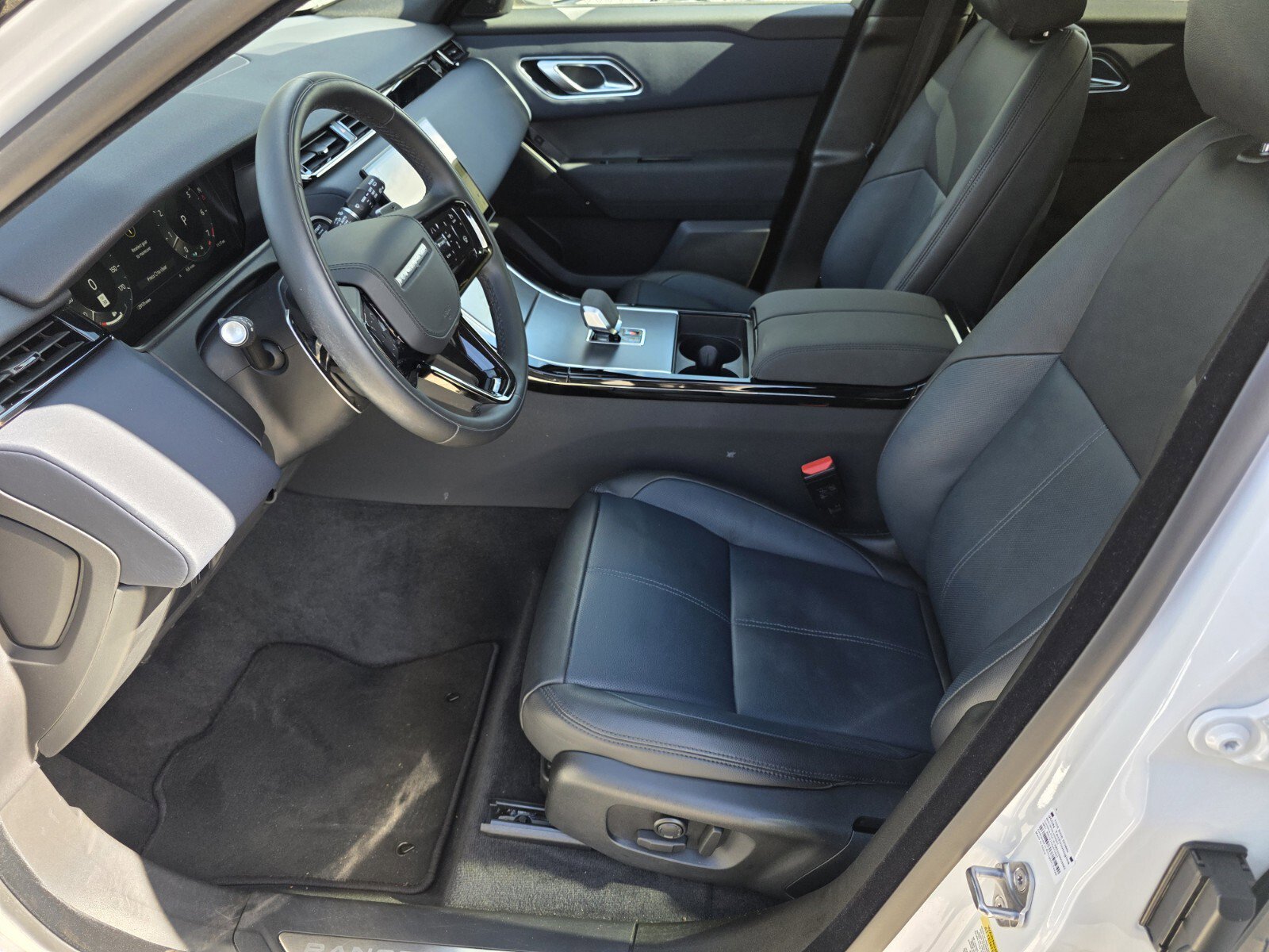 Certified 2024 Land Rover Range Rover Velar Dynamic SE image 10