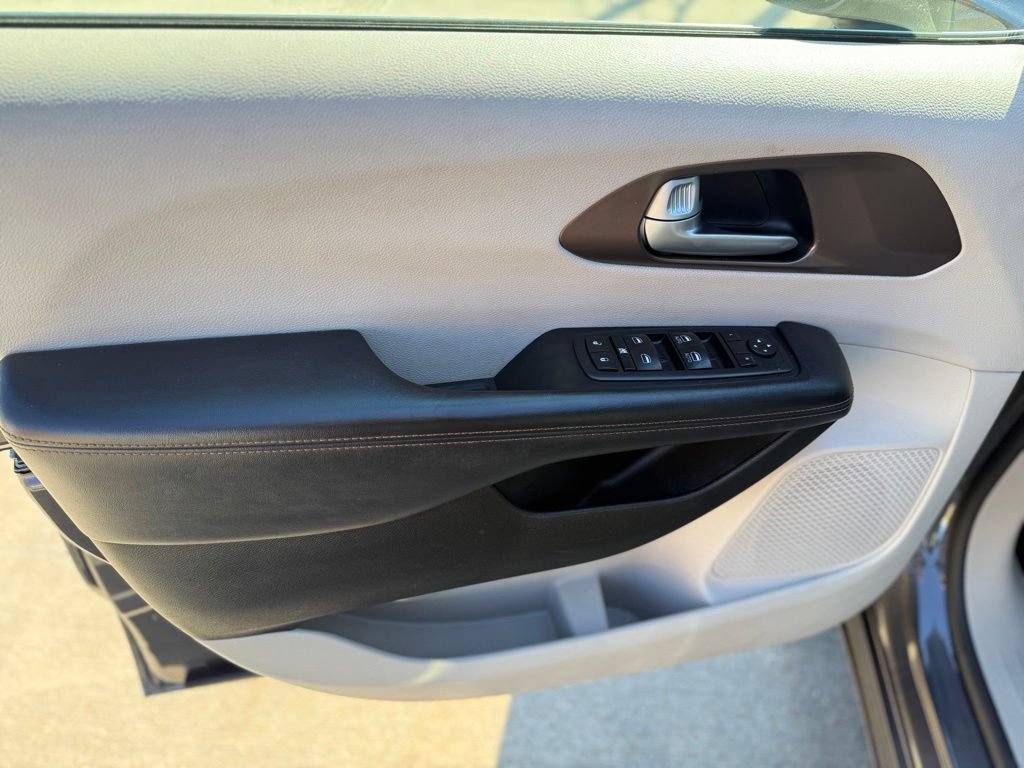 Used 2017 Chrysler Pacifica Touring FWD image 22
