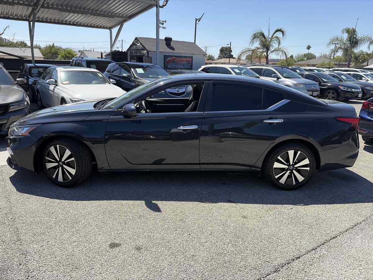 Used 2021 Nissan Altima 2.5 SV FWD image 2
