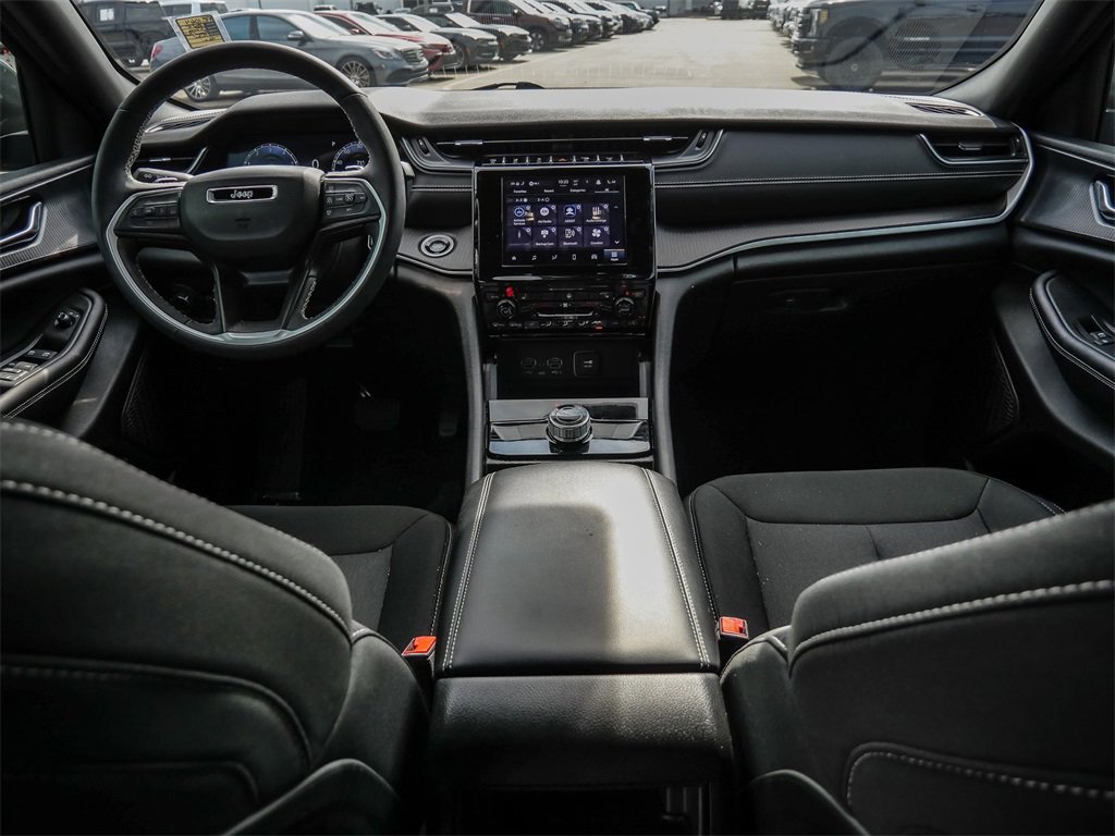 Used 2025 Jeep Grand Cherokee Laredo w/ Luxury Tech Group I image 21