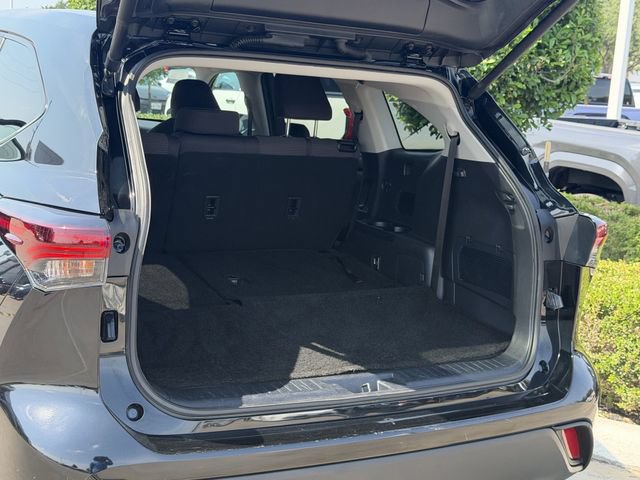 Certified 2024 Toyota Highlander LE FWD image 21
