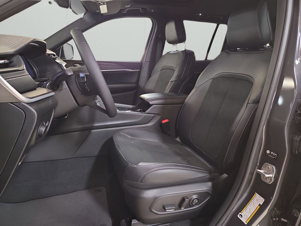 New 2026 Jeep Grand Cherokee Laredo image 9