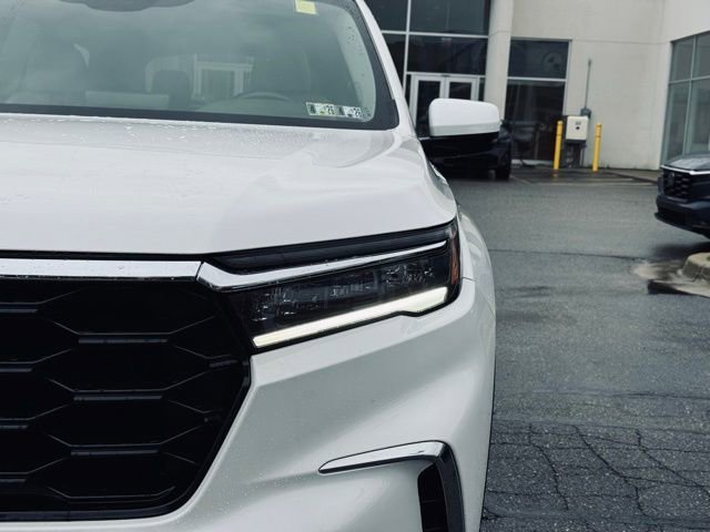 Used 2024 Honda Pilot Touring image 3