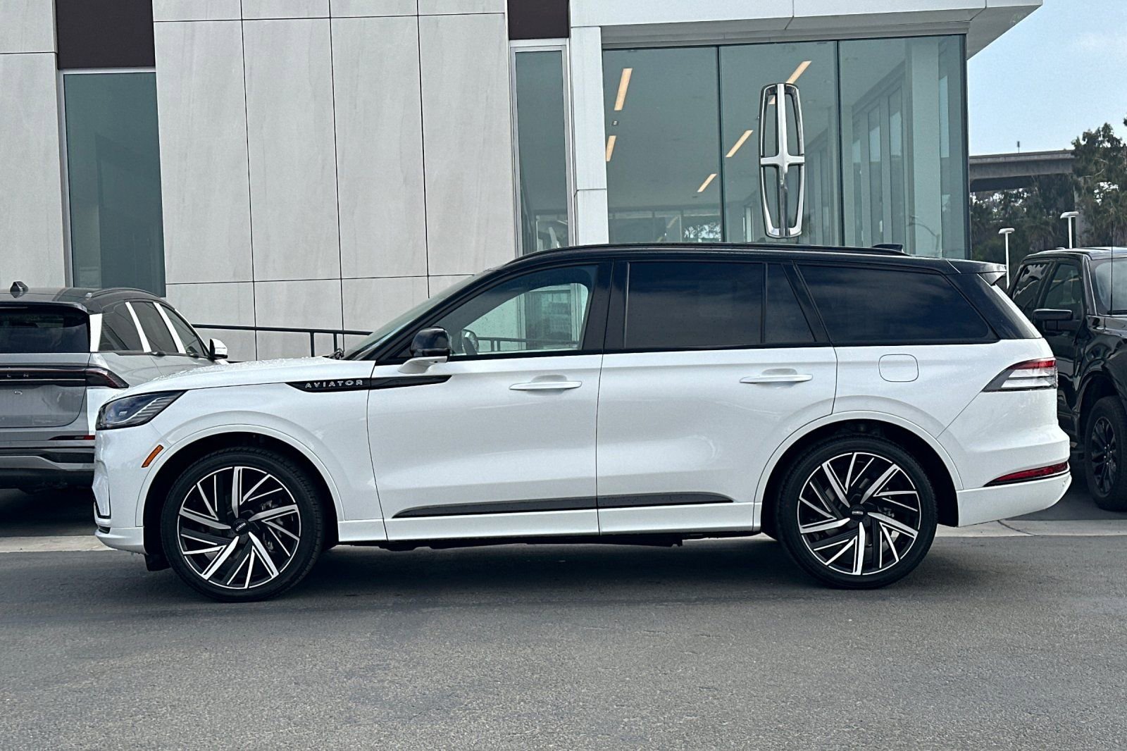 New 2026 Lincoln Aviator Black Label w/ Black Label Special Edition AWD/4WD image 6