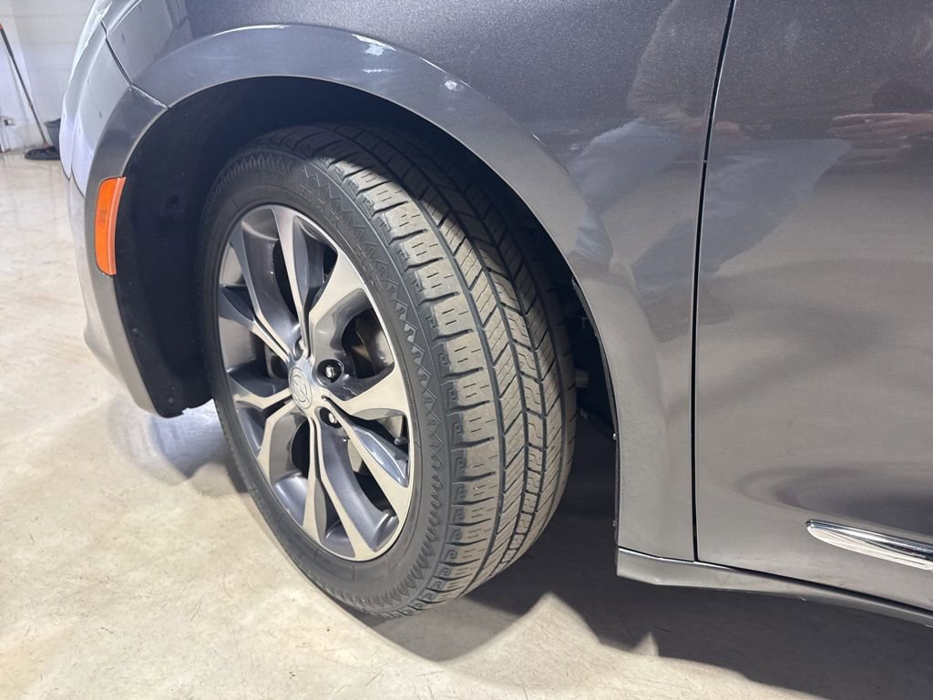 Used 2017 Chrysler Pacifica Limited w/ UConnect Theater Package image 3