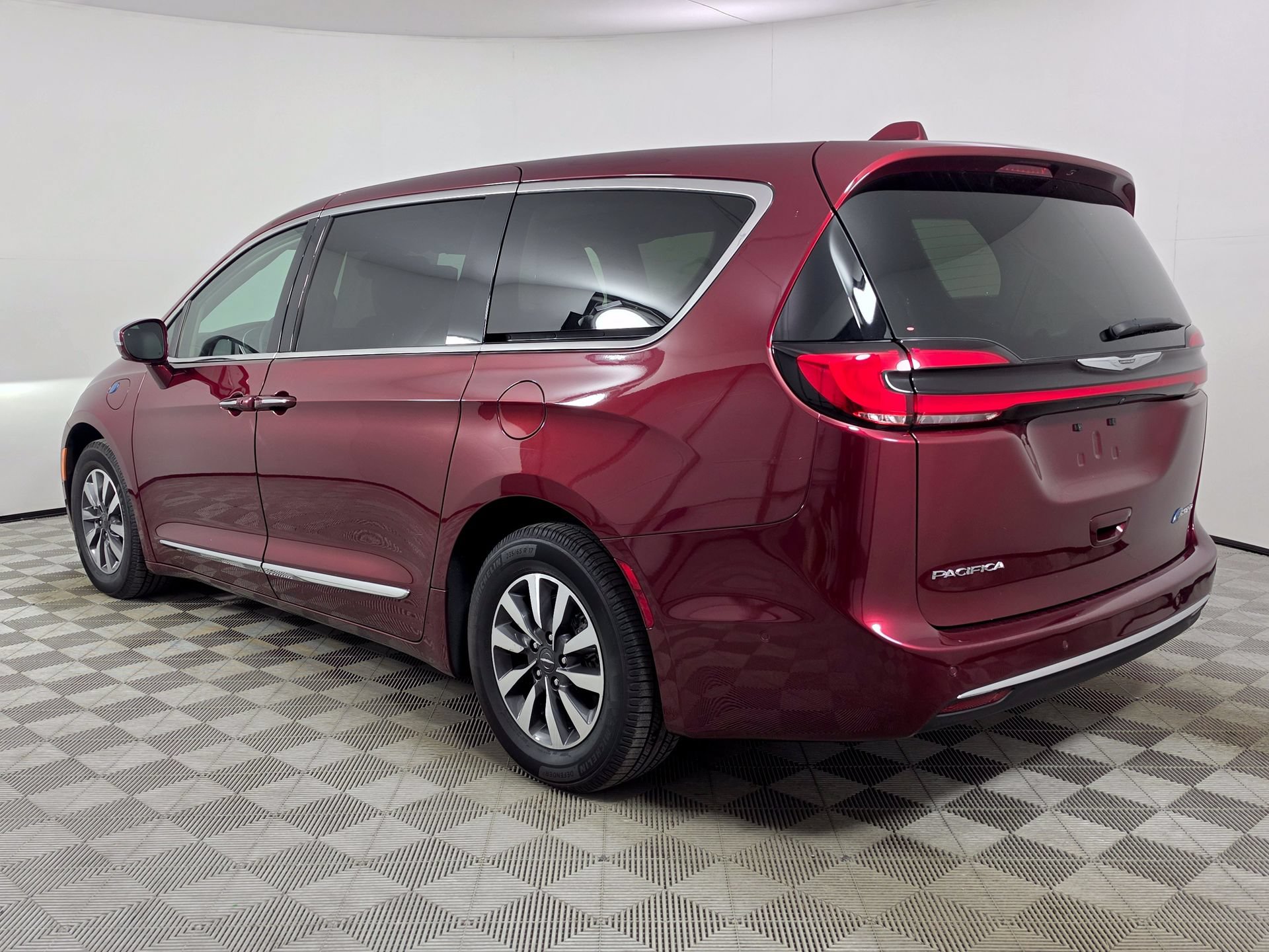 Used 2022 Chrysler Pacifica Limited w/ Uconnect Theater Family Group FWD image 5