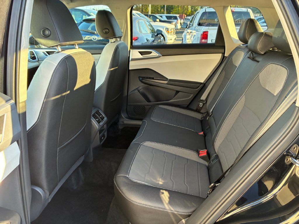 Used 2025 Volkswagen Taos SE w/ Panoramic Sunroof Package AWD/4WD image 23